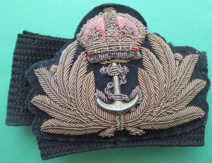 Unikalne cechy mundurów wojsk morskich: odznaki, kolory i materiały